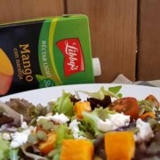 ensalada con aderezo de mango